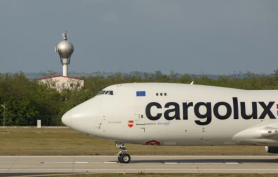 A supraviețuit unui zbor de zece ore, ascuns în trenul de aterizare al unui avion